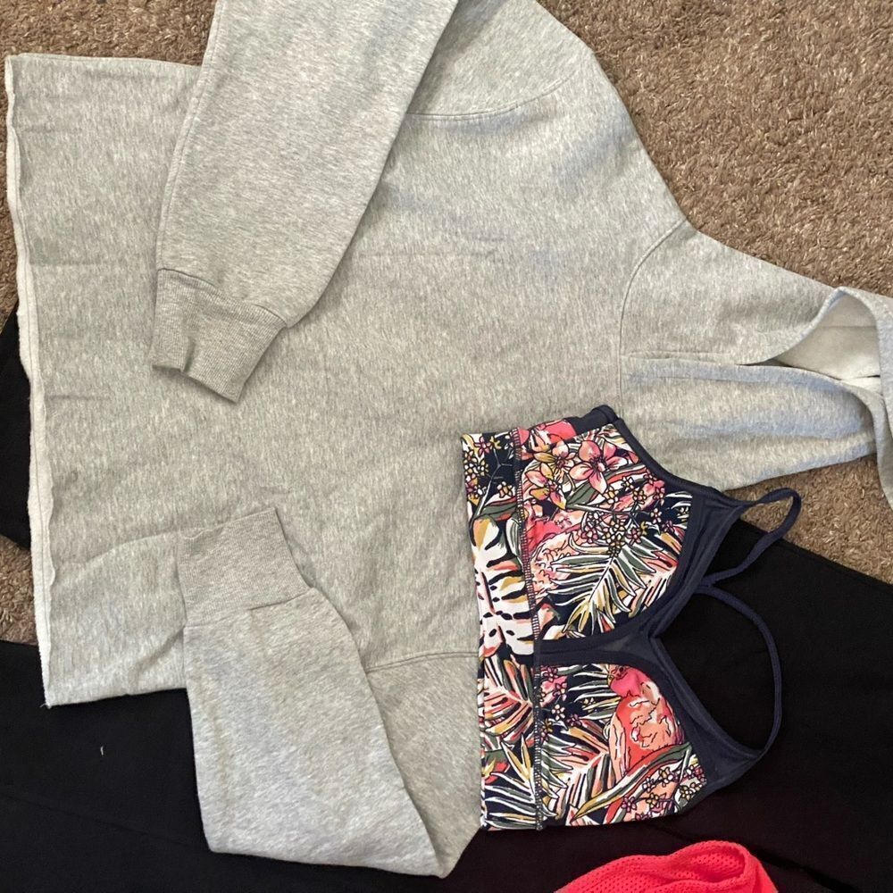Old Navy Four Piece Activewear Set. Size Small. - Picture 4 of 9
